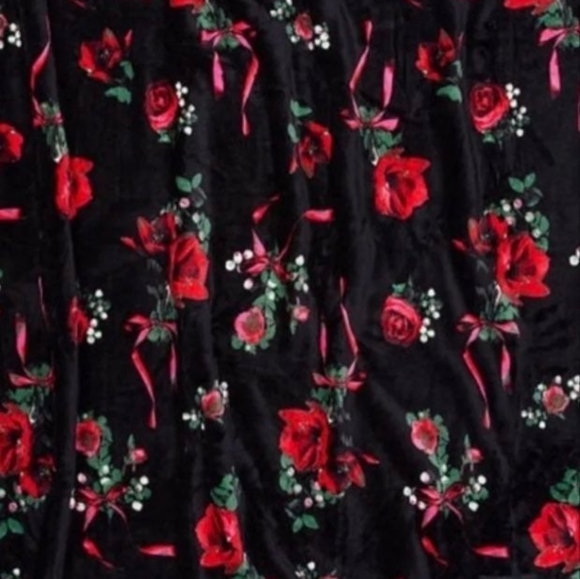 VICTORIAS SECRET Red Rose Ribbon Sherpa Blanket Black VS Flannel Throw - Picture 3 of 7